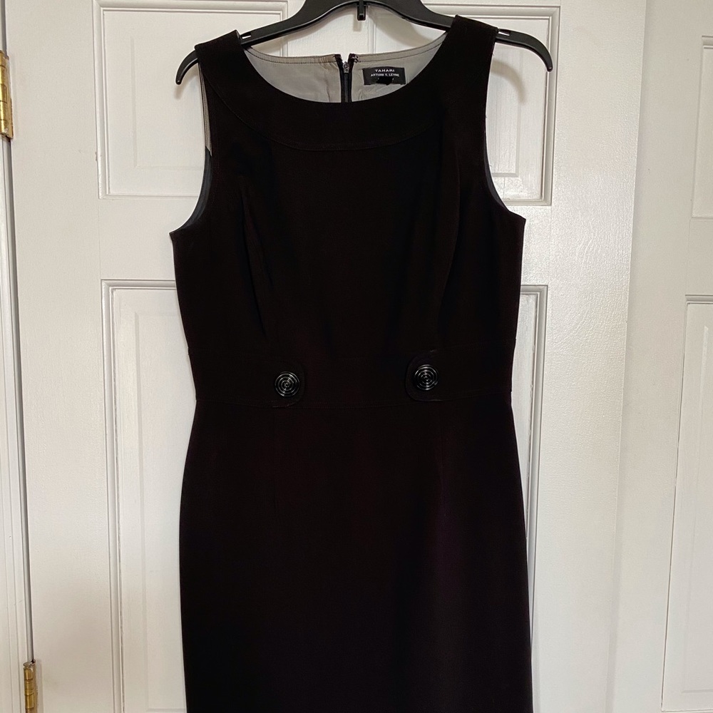 Tahari Arthur Levine Black Sleeveless Lined Dress. Size 8